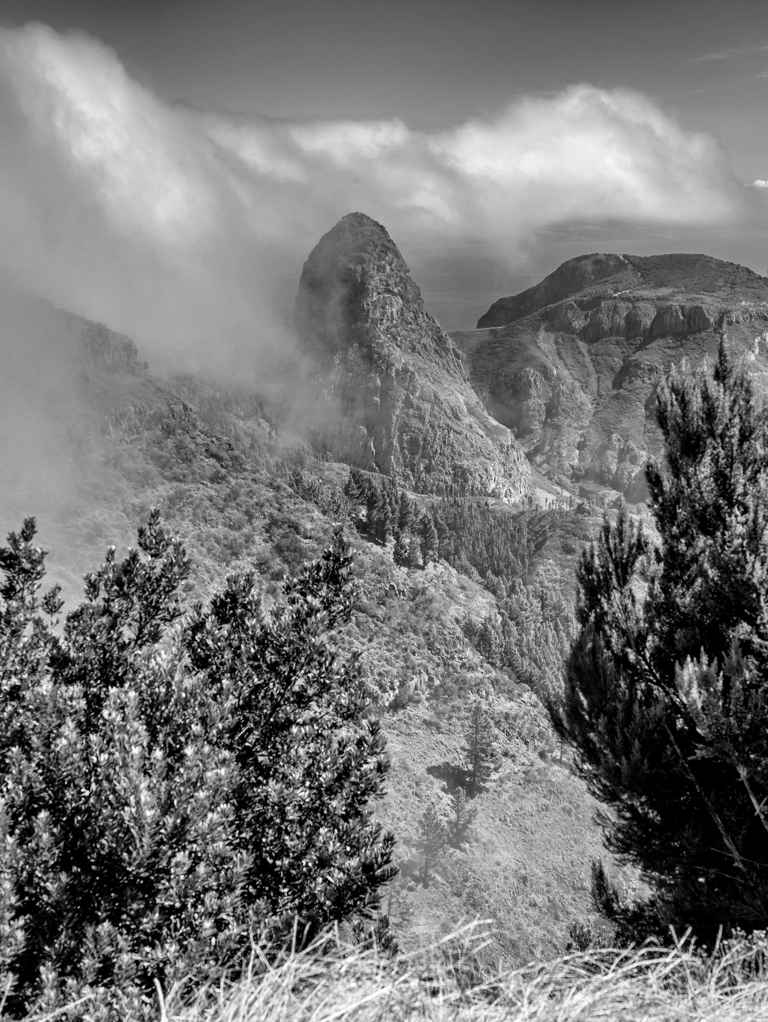 20191017 124805  San Sebastian   Benchijigua   Blick auf den ehemaligen Vulkanschlot Roque de Agando